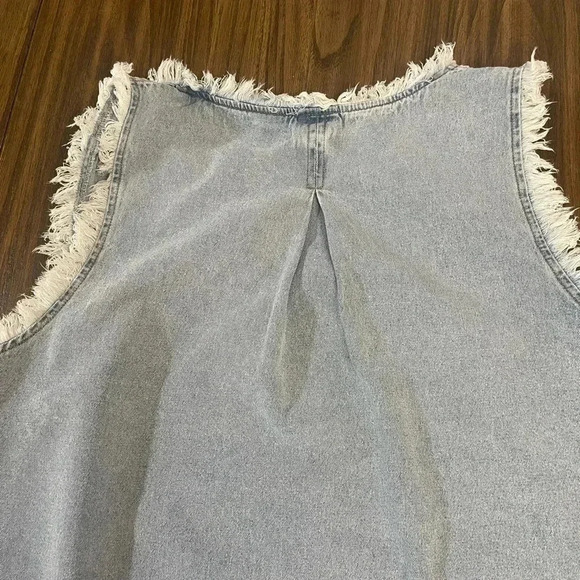 Umgee Denim Light Wash Sleeveless Cut Off V Neck Women’s Blouse size Small - Picture 6 of 11